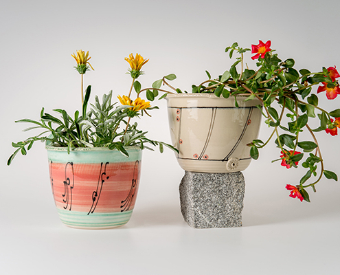 Handgemachte Blumentoepfe aus Keramik in rot-gruen und natur